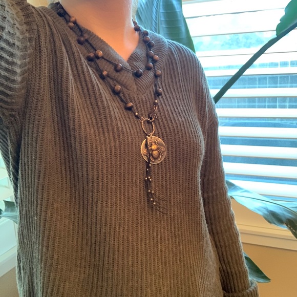 Bee pendant necklace with agate beads - Picture 2 of 4